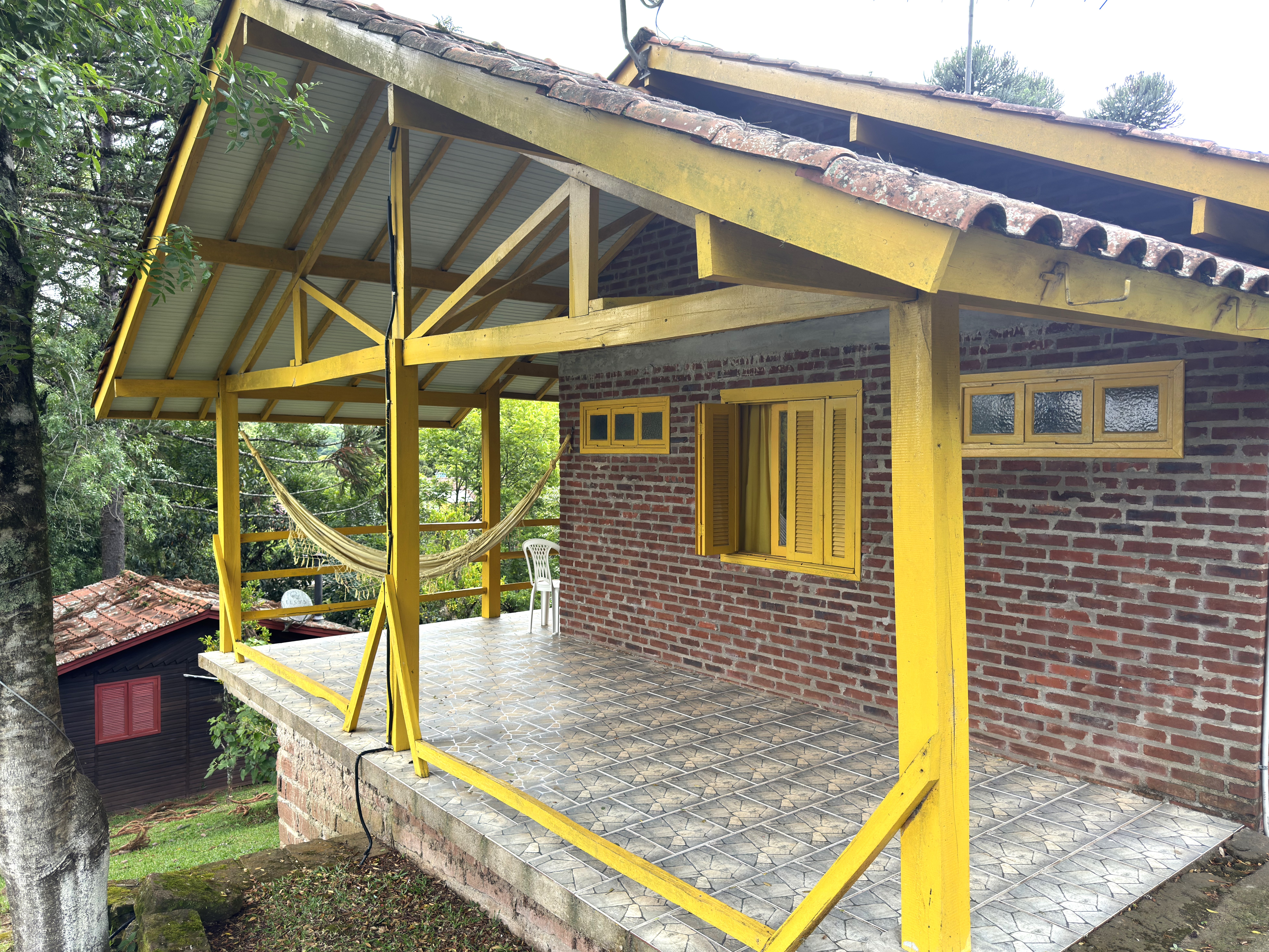 Cabana Amarela com varanda e rede