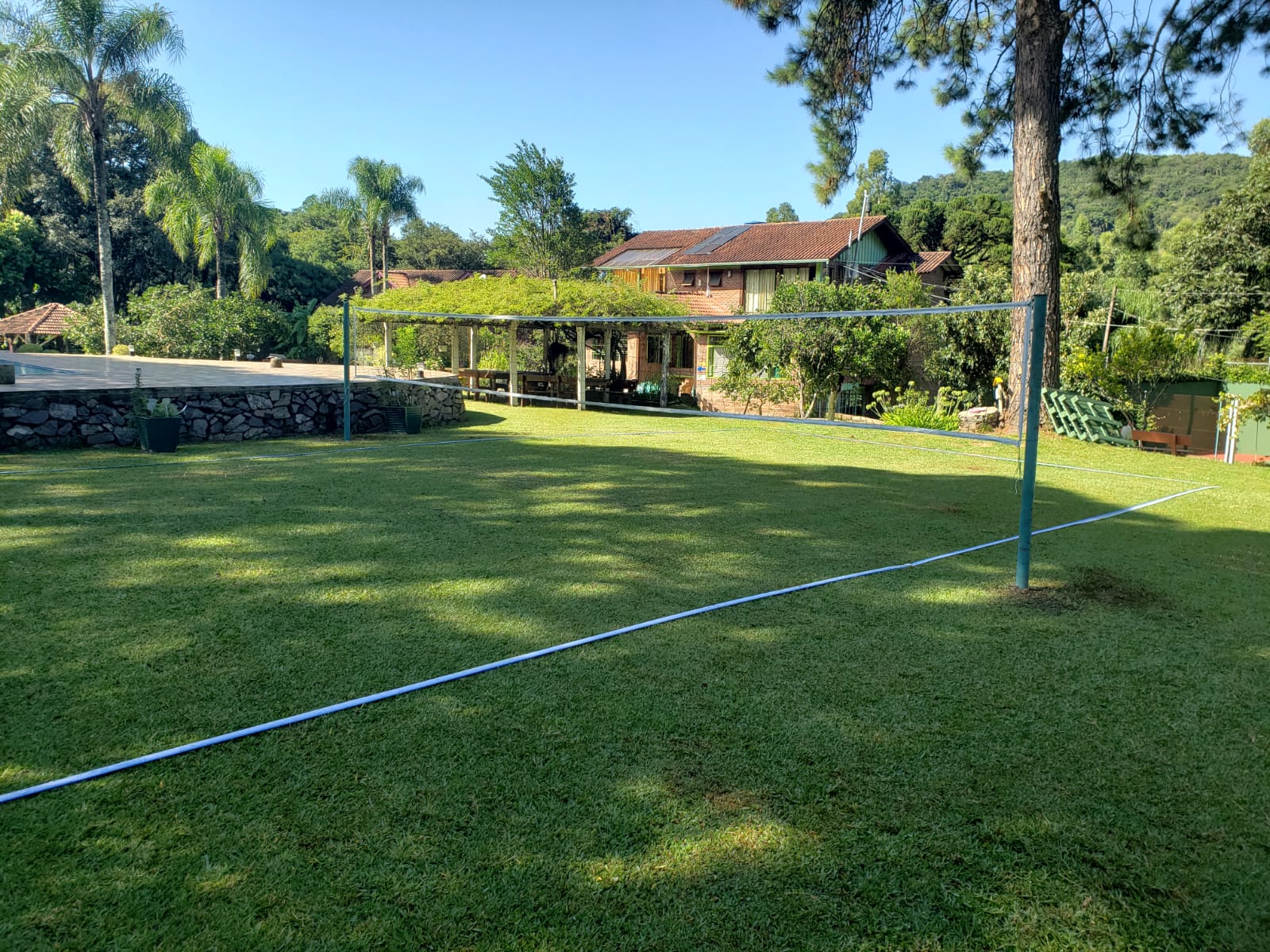 Quadra de vôlei no gramado